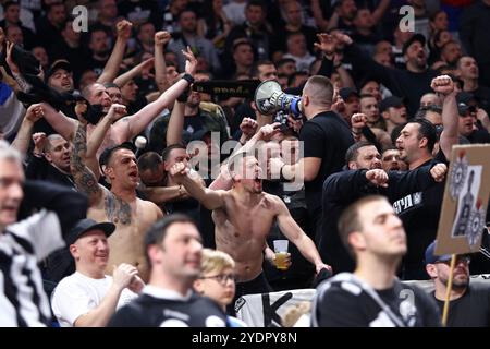 Berlin, Allemagne - 4 avril 2024 : les supporters du Partizan Belgrade ultra manifestent leur soutien lors du match de basket-ball de Turkish Airlines EuroLeague contre ALBA Berlin à l'Uber Arena de Berlin Banque D'Images