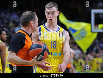 Berlin, Allemagne - 4 avril 2024 : Ziga SAMAR d'ALBA Berlin (#18) discute avec l'arbitre Emilio PEREZ (Grèce) lors du match de basket de l'EuroLeague de Turkish Airlines contre le Partizan Belgrade à l'Uber Arena Banque D'Images