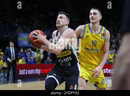 Berlin, Allemagne - 4 avril 2024 : Aleksa AVRAMOVIC du Partizan Belgrade (l, #4) et Tim SCHNEIDER du ALBA Berlin (#10) en action lors de leur match de basket-ball de Turkish Airlines EuroLeague à l'Uber Arena de Berlin Banque D'Images