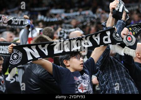 Berlin, Allemagne - 4 avril 2024 : les supporters du Partizan Belgrade ultra manifestent leur soutien lors du match de basket-ball de Turkish Airlines EuroLeague contre ALBA Berlin à l'Uber Arena de Berlin Banque D'Images