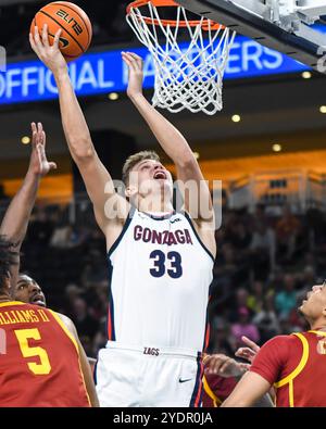 Menifee, Californie, États-Unis. 26 octobre 2024. L'attaquant de Gonzaga Ben Gregg (33) marque dans les points de peinture pendant le match. (Crédit image : © Ardie Crenshaw/ZUMA Press Wire) USAGE ÉDITORIAL SEULEMENT! Non destiné à UN USAGE commercial ! Banque D'Images