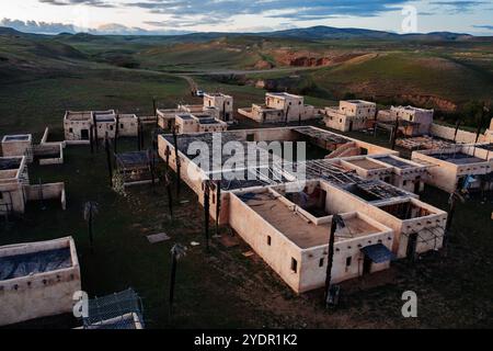 District de Tbilissi, Géorgie, 05 mai 2023 : maisons de village orientales avec toits de paille décoration de film Banque D'Images