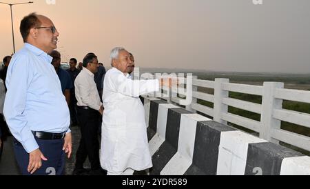 Patna, Inde. 27 octobre 2024. PATNA, INDE - OCTOBRE 27 : le ministre en chef du Bihar Nitish Kumar inspecte plusieurs ghats sur la rive du fleuve Ganga avant le festival Chhath Puja le 27 octobre 2024 à Patna, en Inde. (Photo de Santosh Kumar/Hindustan Times/Sipa USA ) crédit : Sipa USA/Alamy Live News Banque D'Images