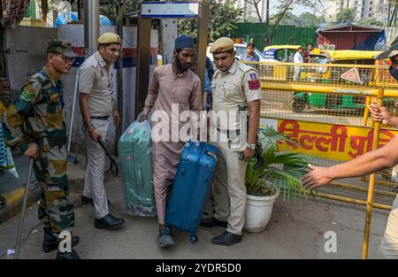 New Delhi, Inde. 27 octobre 2024. NEW DELHI, INDE - OCTOBRE 26 : personnel de sécurité au marché Sarojini nagar, le 26 octobre 2024 à New Delhi, Inde. (Photo de Arvind Yadav/Hindustan Times/Sipa USA ) crédit : Sipa USA/Alamy Live News Banque D'Images