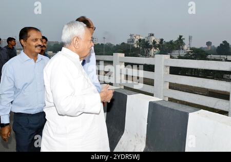 Patna, Inde. 27 octobre 2024. PATNA, INDE - OCTOBRE 27 : le ministre en chef du Bihar Nitish Kumar inspecte plusieurs ghats sur la rive du fleuve Ganga avant le festival Chhath Puja le 27 octobre 2024 à Patna, en Inde. (Photo de Santosh Kumar/Hindustan Times/Sipa USA ) crédit : Sipa USA/Alamy Live News Banque D'Images