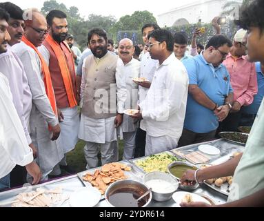 Patna, Inde. 27 octobre 2024. PATNA, INDE - OCTOBRE 27 : Samrat Choudhary, vice-ministre en chef du Bihar, lors de la soirée Get Together à sa résidence le 27 octobre 2024 à Patna, en Inde. (Photo de Santosh Kumar/Hindustan Times/Sipa USA ) crédit : Sipa USA/Alamy Live News Banque D'Images