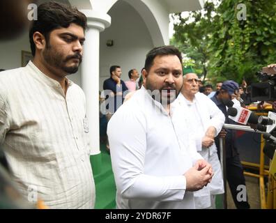 Patna, Inde. 27 octobre 2024. PATNA, INDE - OCTOBRE 27 : Tejashwi Yadav, leader du RJD, s'entretenant avec des médias à 10, Circular Road, le 27 octobre 2024 à Patna, Inde. (Photo de Santosh Kumar/Hindustan Times/Sipa USA ) crédit : Sipa USA/Alamy Live News Banque D'Images