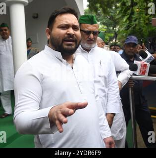 Patna, Inde. 27 octobre 2024. PATNA, INDE - OCTOBRE 27 : Tejashwi Yadav, leader du RJD, s'entretenant avec des médias à 10, Circular Road, le 27 octobre 2024 à Patna, Inde. (Photo de Santosh Kumar/Hindustan Times/Sipa USA ) crédit : Sipa USA/Alamy Live News Banque D'Images