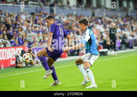 Orlando, Floride, États-Unis, 27 octobre 2024, le milieu de terrain Martín Ojeda #11 d'Orlando City SC reçoit un laissez-passer au stade Inter&Co. (Crédit photo : Marty Jean-Louis/Alamy Live News Banque D'Images