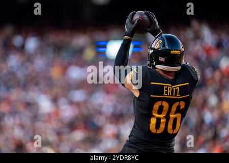 Landover, États-Unis. 27 octobre 2024. Le Tight End des commandants de Washington Zach Ertz (86 ans) attrape une passe lors d'un match contre les Bears de Chicago au Northwest Stadium de Landover, Maryland, le dimanche 27 octobre 2024. Les commandants ont battu les Bears 18-15 après que le quarterback des commandants de Washington, Jayden Daniels (5), a jeté un col de 65 yards Hail Mary dans la zone finale sans laisser de temps sur l'horloge. Photo de Bonnie Cash/UPI crédit : UPI/Alamy Live News Banque D'Images