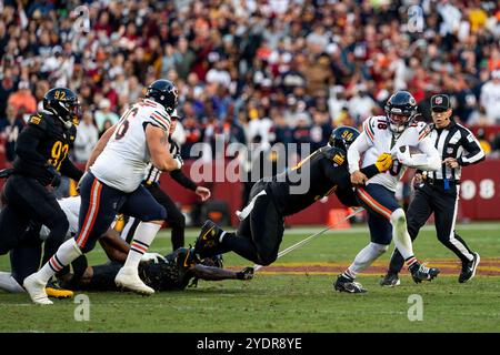 Landover, États-Unis. 27 octobre 2024. Caleb Williams (18 ans), le quarterback des Chicago Bears, est attaqué par Daron Payne (94 ans) des Washington Commanders lors d'un match au Northwest Stadium de Landover, Maryland, le dimanche 27 octobre 2024. Les commandants ont battu les Bears 18-15 après que le quarterback des commandants de Washington, Jayden Daniels (5), a jeté un col de 65 yards Hail Mary dans la zone finale sans laisser de temps sur l'horloge. Photo de Bonnie Cash/UPI crédit : UPI/Alamy Live News Banque D'Images