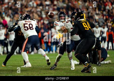 Landover, États-Unis. 27 octobre 2024. Le quarterback Caleb Williams (18 ans) des Chicago Bears lance une passe lors d'un match contre les Washington Commanders au Northwest Stadium de Landover, Maryland, le dimanche 27 octobre 2024. Les commandants ont battu les Bears 18-15 après que le quarterback des commandants de Washington, Jayden Daniels (5), a jeté un col de 65 yards Hail Mary dans la zone finale sans laisser de temps sur l'horloge. Photo de Bonnie Cash/UPI crédit : UPI/Alamy Live News Banque D'Images