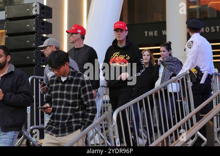 New York. 27 octobre 2024. NEW YORK, NEW YORK - OCTOBRE 27 : les partisans de Trump font la queue sur la 33e rue en attendant leur entrée dans le Madison Square Garden, où l'ancien président Donald Trump organise un rassemblement politique le 27 octobre 2024 à New York. La foule enthousiaste s'est réunie tôt, affichant des drapeaux, des signes et du patriotisme en prévision de l'événement. (Crédit : Luiz Rampelotto/EuropaNewswire)/dpa/Alamy Live News Banque D'Images