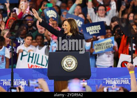 Philadelphie (États-Unis d'Amérique). 27 octobre 2024. Le vice-président des États-Unis Kamala Harris, le candidat du Parti démocrate à la présidence des États-Unis, apparaît lors d’un événement de campagne au Alan Horwitz “Sixth Man” Center dimanche 27 octobre 2024 ; à Philadelphie, Pennsylvanie. Crédit : Saquan Stimpson/CNP/SIPA USA crédit : SIPA USA/Alamy Live News Banque D'Images