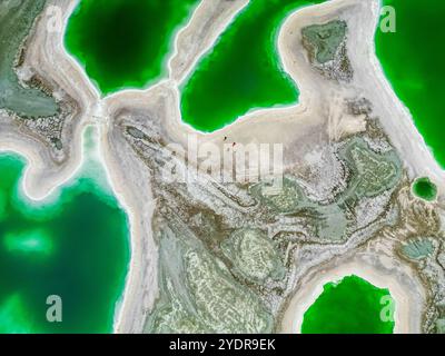 Vue de dessus sur les piscines émeraude du lac Dachaidan à Qinghai, Chine, espace de copie pour le texte, aérien, fond drone prise Banque D'Images