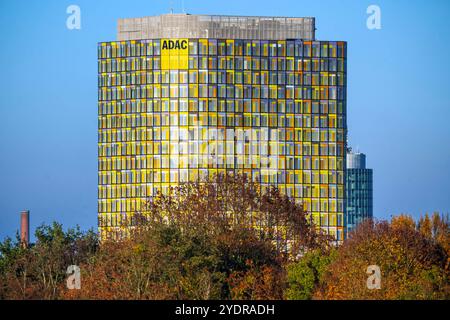 ADAC-Zentrale, München, Oktober 2024 Deutschland, München, Oktober 2024, ADAC Zentrale in der Hansastraße, ADAC logo an der Fassade des 93 Meter hohen Hochhauses, Allgemeiner Deutscher Automobil-Club, Zentrale im Stadtbezirk Sendling-Westpark, Herbst, *** ADAC Headquarters, Munich, octobre 2024 Allemagne, Munich, octobre 2024, siège de l'ADAC à Hansastrasse, logo ADAC sur la façade du gratte-ciel de 93 mètres de haut, Allgemeiner Deutscher Automobil Club, siège dans le quartier de Sendling Westpark, automne, Banque D'Images