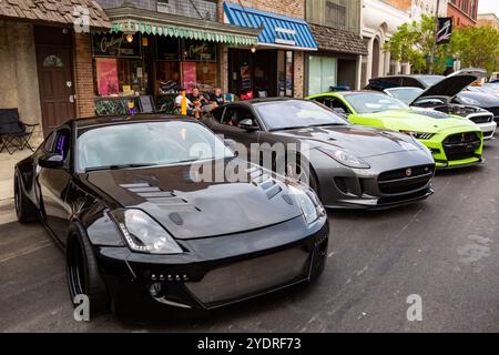 Une Nissan 350Z noire, une Jaguar F-type grise et une Ford Mustang Cobra verte exposées au salon automobile Fast and Fabulous à Auburn, Indiana, États-Unis. Banque D'Images