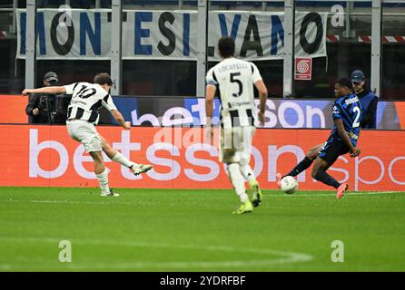 Milan, Italie. 27 octobre 2024. Kenan Yildiz (l) de la Juventus marque son but lors d'un match de Serie A entre l'Inter Milan et la Juventus à Milan, Italie, le 27 octobre 2024. Crédit : Alberto Lingria/Xinhua/Alamy Live News Banque D'Images