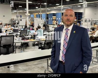 Lawrenceville, États-Unis. 23 octobre 2024. Zack Manifold, le directeur électoral du comté de Gwinnett dans l'État américain de Géorgie, se tient debout dans un bureau de vote. L'élection à la présidence des États-Unis aura lieu le 5 novembre 2024. Crédit : Luzia Geier/dpa/Alamy Live News Banque D'Images