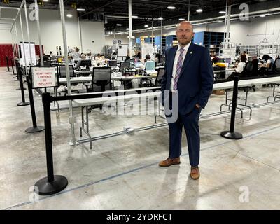 Lawrenceville, États-Unis. 23 octobre 2024. Zack Manifold, le directeur électoral du comté de Gwinnett dans l'État américain de Géorgie, se tient debout dans un bureau de vote. L'élection à la présidence des États-Unis aura lieu le 5 novembre 2024. Crédit : Luzia Geier/dpa/Alamy Live News Banque D'Images