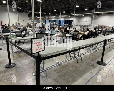 Lawrenceville, États-Unis. 23 octobre 2024. Les agents électoraux du comté de Gwinnett, dans l'État américain de Géorgie, se préparent à l'élection présidentielle américaine dans un bureau de vote. L'élection à la présidence des États-Unis aura lieu le 5 novembre 2024. Crédit : Luzia Geier/dpa/Alamy Live News Banque D'Images