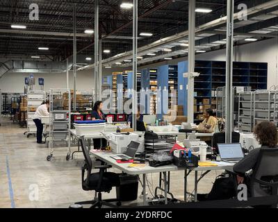 Lawrenceville, États-Unis. 23 octobre 2024. Les agents électoraux du comté de Gwinnett, dans l'État américain de Géorgie, se préparent à l'élection présidentielle américaine dans un bureau de vote. L'élection à la présidence des États-Unis aura lieu le 5 novembre 2024. Crédit : Luzia Geier/dpa/Alamy Live News Banque D'Images