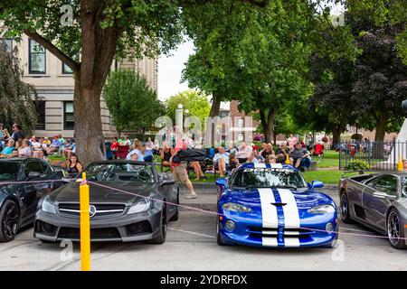 Les gens sont rassemblés derrière une Mercedes Benz SL décapotable grise et une Dodge Viper GTS 1996 bleue au salon Fast and Fabulous car à Auburn, Indiana, États-Unis. Banque D'Images