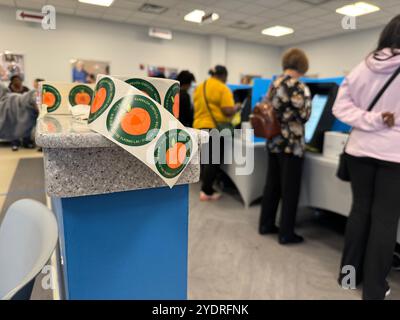 Lawrenceville, États-Unis. 23 octobre 2024. Les électeurs ont voté tôt pour l'élection présidentielle américaine dans un bureau de vote du comté de Gwinnett, dans l'État américain de Géorgie. L'élection du président des États-Unis aura lieu le 5 novembre 2024. Crédit : Luzia Geier/dpa/Alamy Live News Banque D'Images