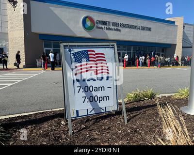 Lawrenceville, États-Unis. 23 octobre 2024. Les électeurs font la queue devant un bureau de vote dans le comté de Gwinnett, dans l'État américain de Géorgie, pour voter tôt à l'élection présidentielle américaine. L'élection du président des États-Unis aura lieu le 5 novembre 2024. Crédit : Luzia Geier/dpa/Alamy Live News Banque D'Images