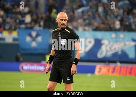 Saint-Pétersbourg, Russie. 27 octobre 2024. Arbitre Sergey Karasev vu en action lors du match de football de la première Ligue russe entre Zenit Saint-Pétersbourg et Lokomotiv Moscou à Gazprom Arena. Score final ; Zenit 1:1 Lokomotiv. (Photo de Maksim Konstantinov/SOPA images/SIPA USA) crédit : SIPA USA/Alamy Live News Banque D'Images