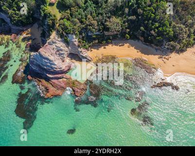 Vue aérienne d'une piscine le long d'une côte rocheuse à Eden sur la côte sud de la Nouvelle-Galles du Sud, Australie. Banque D'Images