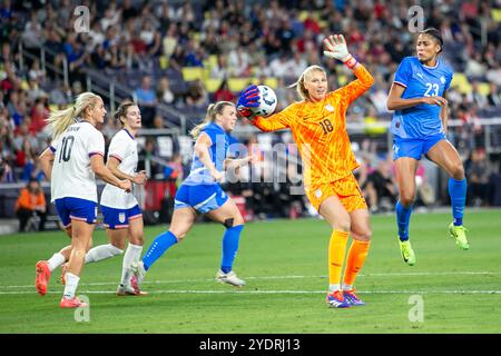 Nashville, Tennessee, États-Unis. 27 octobre 2024. Le gardien des États-Unis Casey Murphy (18 ans) fait une économie sur le but lors d'un match amical international entre l'USWNT et l'Islande au GEODIS Park à Nashville, Tennessee. Crédit : Kindell Buchanan/Alamy Live News Banque D'Images