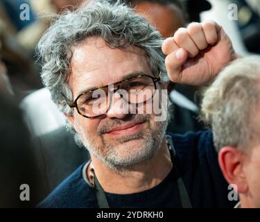 Philadelphie, États-Unis. 27 octobre 2024. Mark Ruffalo à un rassemblement de campagne Kamala Harris au centre Alan Horwitz 'Sixth Man' à Philadelphie, Pennsylvanie. (Photo de Michael Brochstein/Sipa USA) crédit : Sipa USA/Alamy Live News Banque D'Images