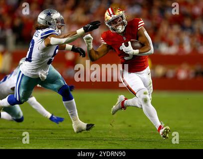 Santa Clara, États-Unis. 28 octobre 2024. Isaac Guerendo (31) des San Francisco 49ers affronte Eric Kendricks (50) des Dallas Cowboys dans le premier quart-temps au Levi's Stadium de Santa Clara, Californie, le dimanche 27 octobre 2024. (Photo de Nhat V. Meyer/Bay Area News Group/TNS/SIPA USA) crédit : SIPA USA/Alamy Live News Banque D'Images