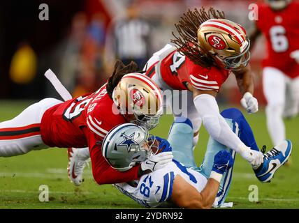 Santa Clara, États-Unis. 28 octobre 2024. San Francisco 49ers de'Vondre Campbell Sr. (photo de 59) et Fred Warner (54) affrontent Jake Ferguson des Dallas Cowboys (87) dans le premier quart-temps au Levi's Stadium de Santa Clara, Californie, le dimanche 27 octobre 2024. (Photo de Nhat V. Meyer/Bay Area News Group/TNS/SIPA USA) crédit : SIPA USA/Alamy Live News Banque D'Images