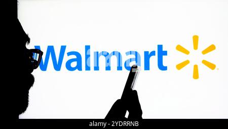 Allemagne. 27 octobre 2024. Dans cette illustration photo, un logo Walmart Inc vu affiché sur un moniteur. Crédit : SOPA images Limited/Alamy Live News Banque D'Images