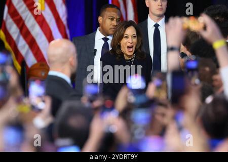 Philadelphie, États-Unis. 27 octobre 2024. Le vice-président des États-Unis Kamala Harris, le candidat du Parti démocrate à la présidence des États-Unis, apparaît lors d’un événement de campagne au Alan Horwitz “Sixth Man” Center dimanche 27 octobre 2024 ; à Philadelphie, PA, ÉTATS-UNIS. Photo de Saquan Stimpson/CNP/ABACAPRESS. COM Credit : Abaca Press/Alamy Live News Banque D'Images