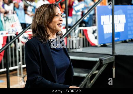 Philadelphie, États-Unis. 27 octobre 2024. Le vice-président Kamala Harris lors d'un rassemblement de campagne au centre Alan Horwitz 'Sixth Man' à Philadelphie. Crédit : SOPA images Limited/Alamy Live News Banque D'Images