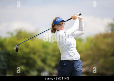 Kuala Lumpur, Malaisie. 27 octobre 2024. Brooke Henderson, du Canada, joue son tir du 13e tee lors de la dernière ronde du championnat Maybank 2024 sur le terrain de golf Kuala Lumpur Golf & Country Club. Crédit : SOPA images Limited/Alamy Live News Banque D'Images