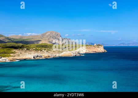 Vue sur la baie de Cala Mitjana à l'ouest de Cala Mesquida, île de Majorque, Espagne Banque D'Images