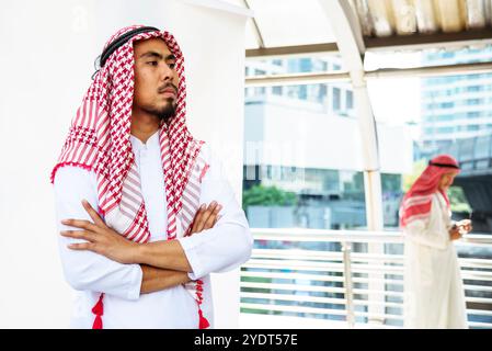 Femme islamique à l'aide de smartphones organiser l'agenda se concentrer sur les mains tenant smartphone musulman Modern uae City. La femme arabe porte le hijab et le mollet Banque D'Images