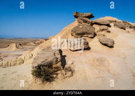 Les Bardenas Reales, ou badlands dans le sud-est de la Navarre Espagne, réserve mondiale de la biosphère, site de l'UNESCO en été Banque D'Images