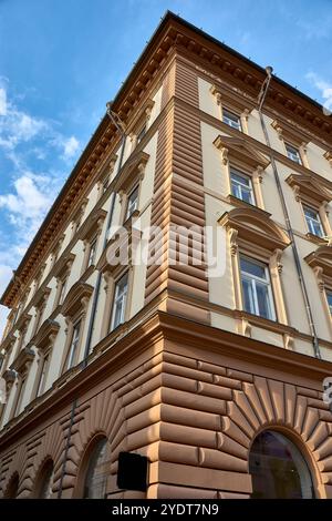 Un bâtiment historique situé sur Korzo, la principale rue piétonne de Rijeka, Croatie. Korzo est connu pour son atmosphère vibrante, bordée de cafés, boutiques Banque D'Images