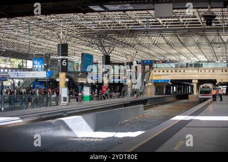 Une gare ferroviaire du Transperth très fréquentée à Perth, avec plusieurs quais et passagers en attente. Banque D'Images