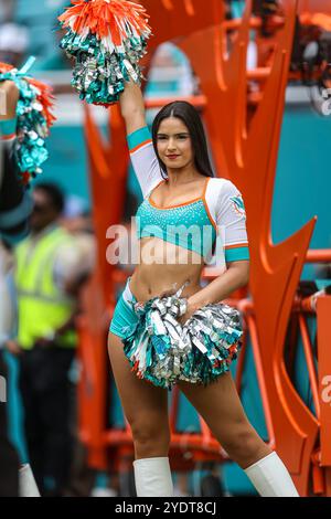 Miami Gardens, FL États-Unis : L'une des cheerleaders des Miami Dolphins divertit la foule avant un match de la NFL contre les Arizona Cardinals dimanche, octobre Banque D'Images