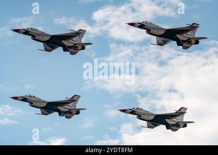 Les Thunderbirds de l'US Air Force jouent. Les Thunderbirds de l'US Air Force ont joué en tête d'affiche de l'Atlanta Air Show du 26 au 27 octobre 2024, à l'Atlanta Regional Airport/Falcon Field à Peachtree City, en Géorgie, aux États-Unis. (Photo de Phil Mistry / PHIL FOTO) Banque D'Images