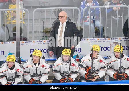 Mannheim, Deutschland. 27 octobre 2024. Mannheim, Deutschland 27. Oktober 2024 : Penny DEL - 2024/2025 - SP.13 - Adler Mannheim v. Löwen Frankfurt Im Bild : coach Tom Rowe (Frankfurt) hinter der Bank Credit : dpa/Alamy Live News Banque D'Images