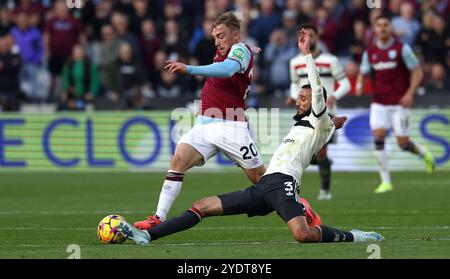 Noussair Mazraoui de Manchester United glisse dans Jarrod Bowen de Tackle West Ham Banque D'Images