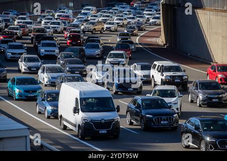 Trafic intense sur une autoroute à plusieurs voies à Perth, avec une variété de véhicules, y compris des VUS, des berlines et des fourgonnettes. Banque D'Images