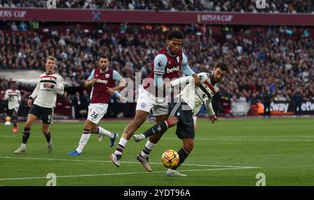 Jean-clair Todibo de West Ham se bat pour la possession avec Bruno Fernandes de Manchester United Banque D'Images